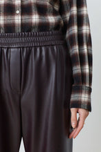 Cargar imagen en el visor de la galería, Pantalón de piel sintética CIRUELA