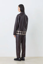 Cargar imagen en el visor de la galería, Blusa corta de piel CIRUELA