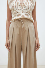 Cargar imagen en el visor de la galería, pantalon-pinzas-mujer-pernera-ancha-cordon-color-arena-arbol-shop