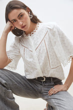 Cargar imagen en el visor de la galería, blusa-blanca-mujer-bordado-suizo-calados-manga-corta-estilo-romantico-arbol-shop