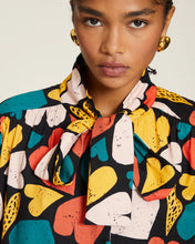 Cargar imagen en el visor de la galería, Blusa con lazada ESTAMPADA