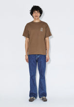 Load image into Gallery viewer, camiseta-hombre-marron-chocolate-ilustracion-bordada-botella-copa-arbol-shop