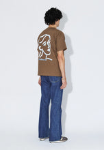 Load image into Gallery viewer, camiseta-hombre-marron-chocolate-ilustracion-bordada-botella-copa-arbol-shop