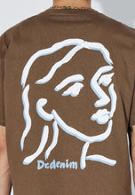 Load image into Gallery viewer, camiseta-hombre-marron-chocolate-ilustracion-bordada-botella-copa-arbol-shop