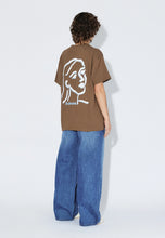 Load image into Gallery viewer, Camiseta con serigrafía MARRÓN