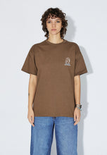Load image into Gallery viewer, camiseta-hombre-marron-chocolate-ilustracion-bordada-botella-copa-arbol-shop