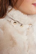 Cargar imagen en el visor de la galería, chaqueta-pelo-suave-mujer-abrigo-corto-tacto-peluche-beige-crema-arbol-shop