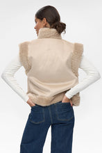 Cargar imagen en el visor de la galería, chaleco-borrego-mujer-beige-ante-doble-faz-sin-mangas-invierno-arbol-shop
