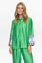 Cargar imagen en el visor de la galería, camisa-satinada-verde-mujer-estampado-ilustracion-tarot-espalda-arbol-shop