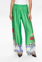 Cargar imagen en el visor de la galería, pantalon-satinado-verde-mujer-ilustracion-tarot-cisnes-fluido-arbol-shop