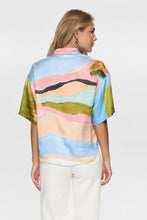 Cargar imagen en el visor de la galería, camisa-satinada-manga-corta-mujer-estampado-paisaje-abstracto-arbol-shop