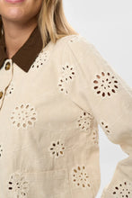 Load image into Gallery viewer, chaqueta-mujer-bordado-calado-floral-blanco-roto-arbol-shop