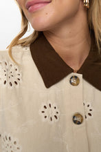 Load image into Gallery viewer, Chaqueta Bordado Calado y Cuello a Contraste ARENA