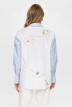 Cargar imagen en el visor de la galería, camisa-oversize-detalles-bordado-floral-espalda-encaje-calado-arbol-shop