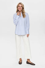 Cargar imagen en el visor de la galería, Camisa Oversize con Bordado Floral y Calados AZUL