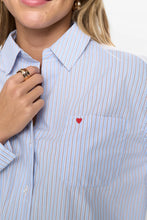 Cargar imagen en el visor de la galería, camisa-oversize-detalles-bordado-floral-espalda-encaje-calado-arbol-shop