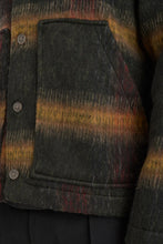 Cargar imagen en el visor de la galería, Sobrecamisa cuello en V VERDE