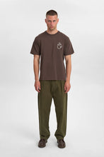 Cargar imagen en el visor de la galería, Camiseta con serigrafía MARRÓN