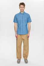 Cargar imagen en el visor de la galería, camisa-denim-hombre-manga-corta-azul-bolsillos-frontales-arbol-shop