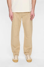 Load image into Gallery viewer, pantalon-pinzas-hombre-algodon-camel-tostado-corte-relajado-arbol-shop