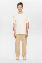 Load image into Gallery viewer, pantalon-pinzas-hombre-algodon-camel-tostado-corte-relajado-arbol-shop