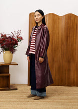 Cargar imagen en el visor de la galería, gabardina-vinilo-negro-brillante-trench-coat-impermeable-mujer-arbol-shop