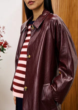 Cargar imagen en el visor de la galería, gabardina-vinilo-borgoña-brillante-trench-coat-impermeable-mujer-arbol-shop