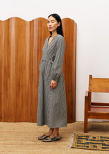 Cargar imagen en el visor de la galería, Vestido cruzado de vichy NEGRO