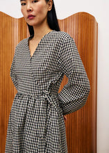Cargar imagen en el visor de la galería, vestido-cruzado-estampado-vichy-blanco-y-negro-corte-wrap-arbol-shop
