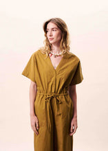 Cargar imagen en el visor de la galería, mono-mujer-algodon-oliva-escote-v-cintura-ajustable-estilo-utilitario-arbol-shop
