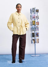 Cargar imagen en el visor de la galería, Camisa entallada imitación cuero Amarillo