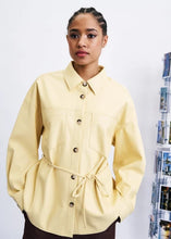 Cargar imagen en el visor de la galería, Camisa entallada imitación cuero Amarillo