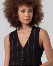Cargar imagen en el visor de la galería, chaleco-largo-sastre-mujer-negro-rayas-verticales-estilo-diplomatico-arbol-shop
