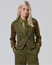 Cargar imagen en el visor de la galería, chaleco-sastre-mujer-pata-de-gallo-oliva-doble-botonadura-botones-arbol-shop
