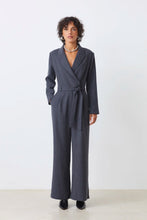 Cargar imagen en el visor de la galería, mono-largo-mujer-corte-sastre-gris-antracita-cuello-solapa-con-cinturon-arbol-shop