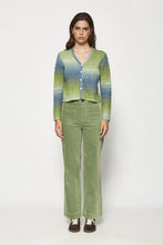 Cargar imagen en el visor de la galería, pantalon-pana-mujer-verde-oliva-wide-leg-talle-alto-bolsillos-parche-arbol-shop