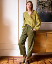 Cargar imagen en el visor de la galería, pantalon-mujer-pata-de-gallo-verde-oliva-talle-alto-con-pinzas-arbol-shop