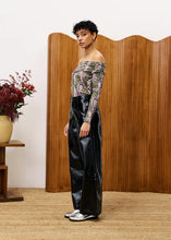 Cargar imagen en el visor de la galería, pantalon-vinilo-mujer-negro-brillante-wide-leg-talle-alto-arbol-shop