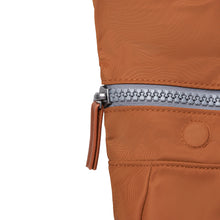 Cargar imagen en el visor de la galería, Mochila roll top mediana Marrón