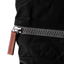 Cargar imagen en el visor de la galería, Mochila roll top Negra
