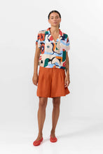 Cargar imagen en el visor de la galería, camisa-mujer-sostenible-viscosa-livaeco-estampado-abstracto-multicolor-suite13-arbol-shop