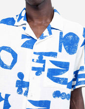 Cargar imagen en el visor de la galería, Camisa estampado artístico BLANCO