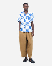 Cargar imagen en el visor de la galería, camisa-manga-corta-hombre-estampado-geometrico-azul-blanco-algodon-arbol-shop
