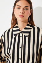 Load image into Gallery viewer, Blusa abotonada a rayas NEGRO
