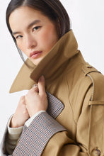 Load image into Gallery viewer, Gabardina corta BEIGE
