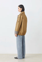 Load image into Gallery viewer, Gabardina corta BEIGE
