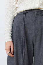 Cargar imagen en el visor de la galería, Pantalón ancho con cordón GRIS

