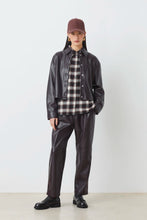 Cargar imagen en el visor de la galería, Pantalón de piel sintética CIRUELA
