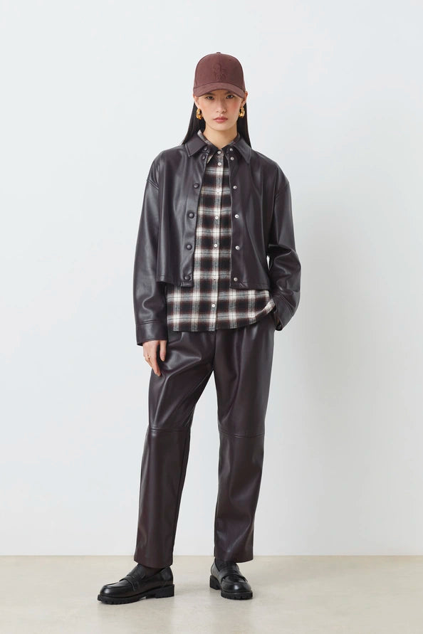 Pantalón de piel sintética CIRUELA