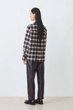 Cargar imagen en el visor de la galería, Pantalón de piel sintética CIRUELA
